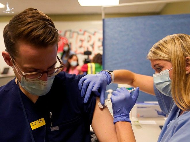 Tiêm chủng vắc xin Covid-19 tại bệnh viện ở TP.Indianapolis, bang Indiana (Mỹ) /// Ảnh: Reuters