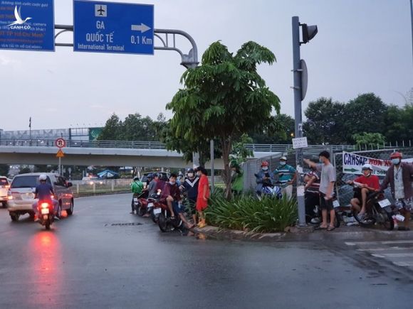 Hàng nghìn người dân chờ dưới mưa dọc đường ra sân bay để chào Chí Tài lần cuối - ảnh 6