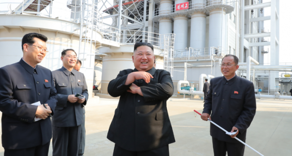 Lãnh đạo Triều Tiên Kim Jong-un (thứ hai từ phải sang) thăm nhà máy phân bón Sunchon gần Bình Nhưỡng ngày 1/5, đánh dấu lần đầu tiên ông xuất hiện trong 20 ngày. Ảnh:KCNA.