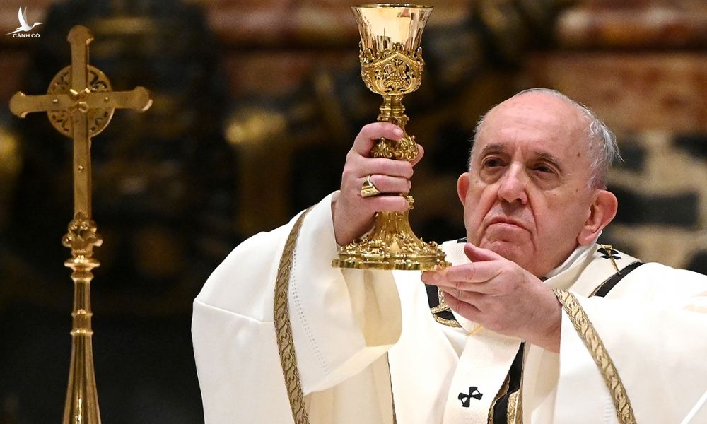 Giáo hoàng Francis cử hành Thánh lễ Giáng sinh tại Vatican, ngày 24/12. Ảnh: Reuters.