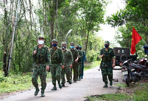 Lực lượng biên phòng tuần tra kiểm soát trên tuyến biên giới tỉnh Tây Ninh /// ẢNH: GIANG PHƯƠNG