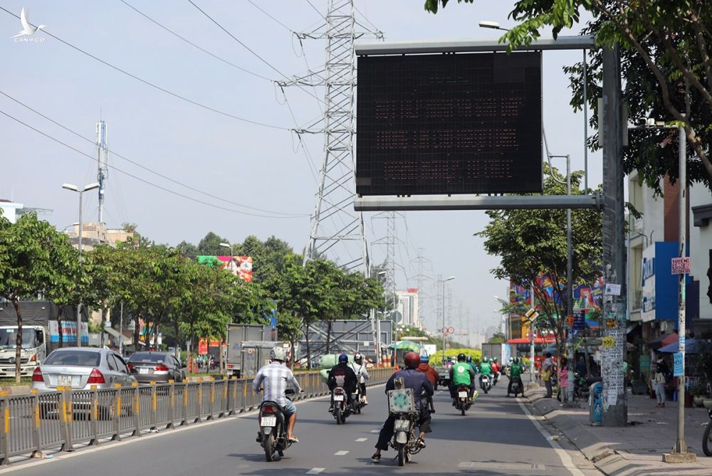 Do không thực hiện quan trắc nên thông tin về chất lượng không khí ở TP HCM sẽ không được thể hiện trên bảng. Bảng thông tin trên đường Kinh Dương Vương, quận 6. Ảnh: Quỳnh Trần.