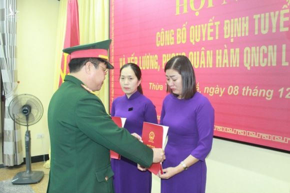 Vợ của 2 liệt sĩ Rào Trăng được phong quân hàm và nhận vào làm việc trong quân đội - Ảnh 1.