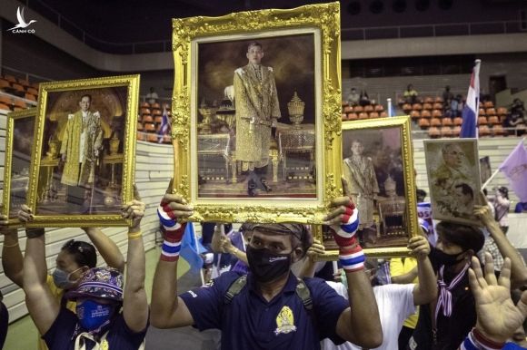 Người ủng hộ hoàng gia Thái Lan biểu tình ở thủ đô Bangkok hôm 30/8. Ảnh: AP.