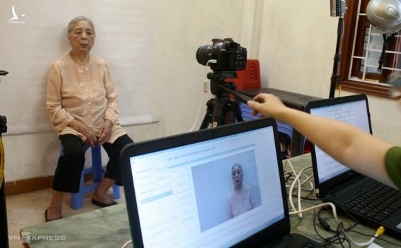 Năm 2014, Công an quận Ba Đình, TP Hà Nội là đơn vị đầu tiên thí điểm đến tận nhà cấp chứng minh thư cho người già. Ảnh: Bá Đô