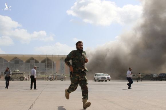 Nổ hàng loạt ở sân bay Yemen, ít nhất 26 người chết - Ảnh 1.