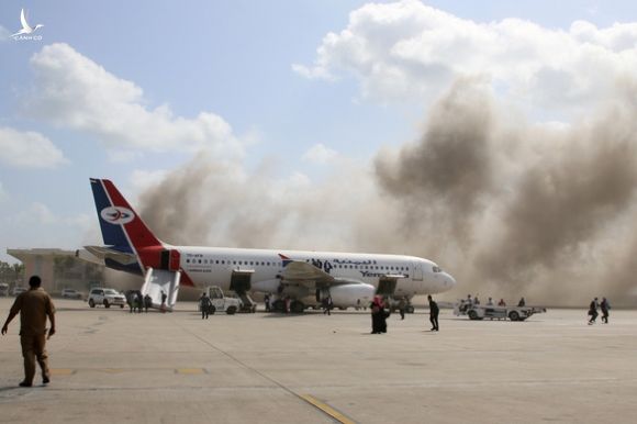 Nổ hàng loạt ở sân bay Yemen, ít nhất 26 người chết - Ảnh 2.
