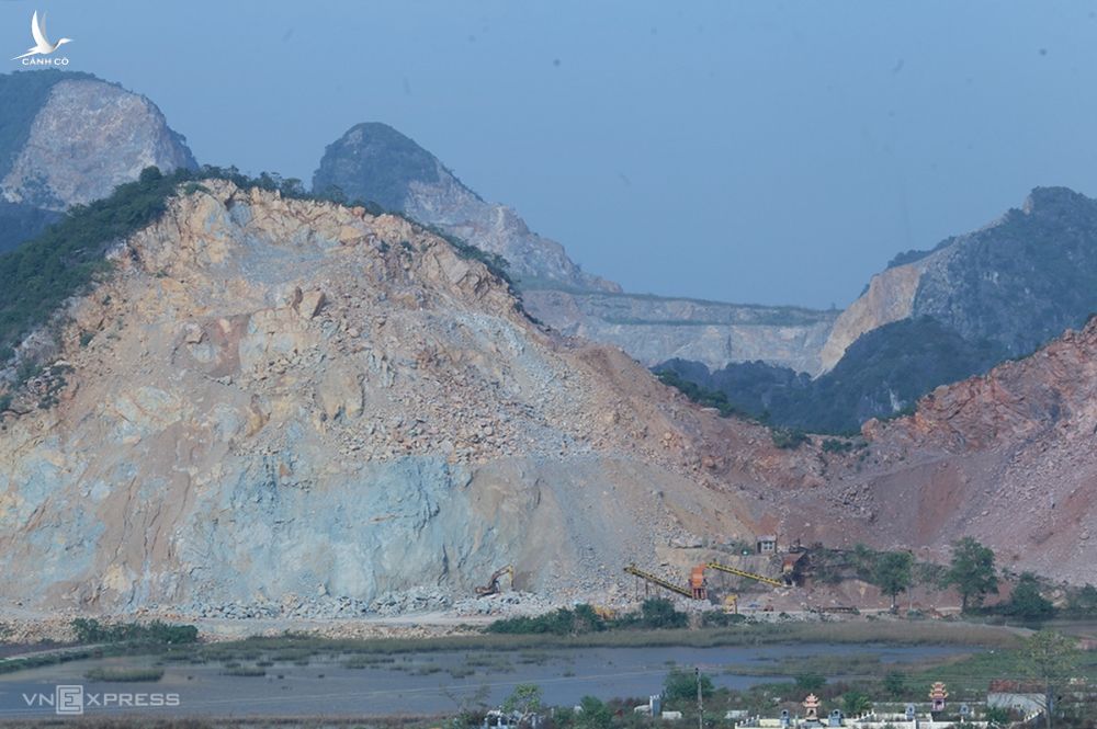 Khu vực khai thác đá giáp ranh rừng phường Tân Bình, TP Tam Điệp, Ninh Bình. Ảnh: Tất Định.