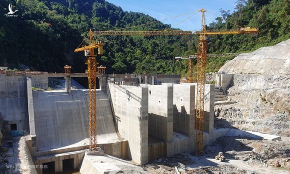 Một thuỷ điện được xây dựng trên sông Đắk Mi, huyện Phước Sơn, Quảng Nam. Ảnh: Đắc Thành.