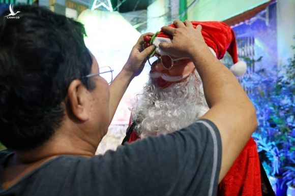 Xóm đạo Sài Gòn tặng bong bóng miễn phí để nhiều người hòa mình Giáng sinh - ảnh 9