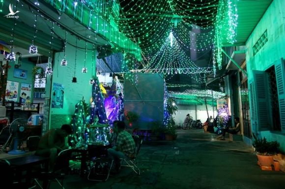 Xóm đạo Sài Gòn tặng bong bóng miễn phí để nhiều người hòa mình Giáng sinh - ảnh 10
