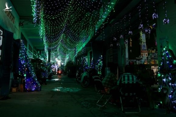Xóm đạo Sài Gòn tặng bong bóng miễn phí để nhiều người hòa mình Giáng sinh - ảnh 5