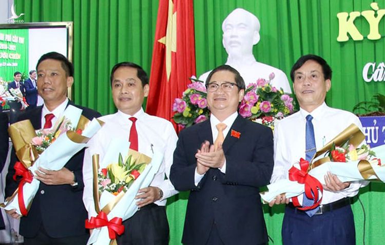 Chủ tịch UBND TP Cần Thơ Trần Việt Trường (thứ hai từ phải qua) tặng hoa chúc mừng ba tân phó chủ tịch. Ảnh: Cửu Long