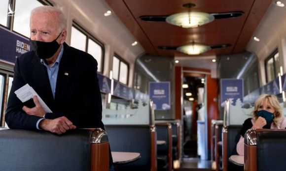 Joe Biden (trái) cùng vợ Jill Biden trên chuyến tàu Amtrak hôm 30/9. Ảnh: AP.