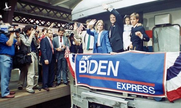 Biden (thứ ba từ bên phải) tại ga tàu Amtrak wor Wilmington, bang Delaware sau khi tuyên bố tranh cử tổng thống Mỹ hồi tháng 6/1987. Ảnh: AP.