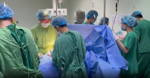 15 bác sĩ đã được huy động để phẫu thuật cứu sống kịp thời bệnh nhân K. /// Ảnh: Đình Tuyển