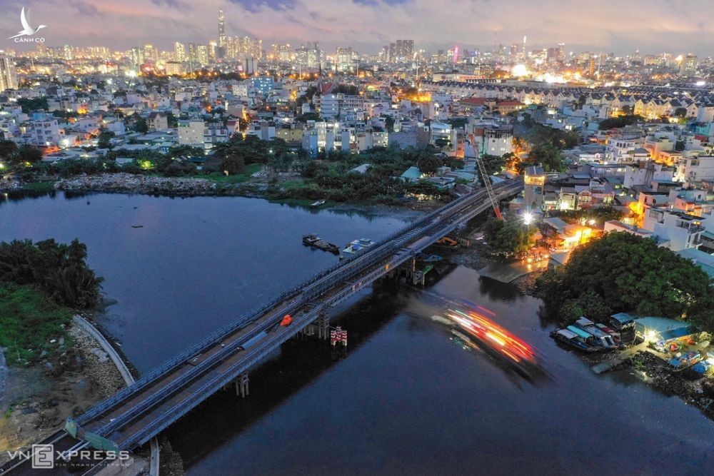 Cầu thép An Phú Đông bắc qua sông Vàm Thuật, nối quận 12 và Gò Vấp, ngày 18/10. Ảnh: Hữu Khoa.