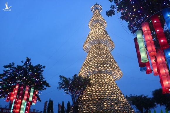 Cây thông Noel tại nhà thờ Hà Phát cao đến 35 mét, đường kính 12,5 mét /// ẢNH: CẢNH AN