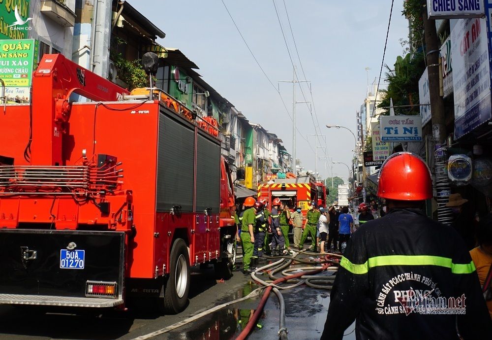 Cháy nhà ở phố ẩm thực Sài Gòn, trăm tiểu thương hoảng loạn khuân đồ