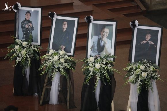 Nhiều ảnh cố nghệ sĩ được trưng bày bên trong nhà tang lễ. Ảnh: Khang Thái.