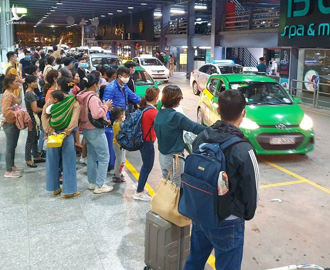 Phương án phân làn mới tại sân bay Tân Sơn Nhất gây rất nhiều khó khăn, phiền hà cho hành khách /// Ảnh: Đậu Tiến Đạt