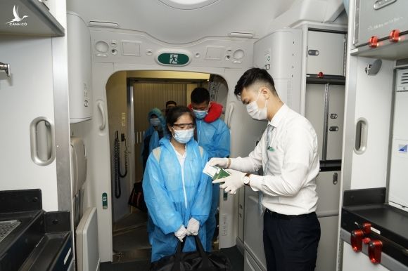 Tiếp viên Vietnam Airlines nhiễm Covid-19: Bộ GTVT nói gì? - Ảnh 1.