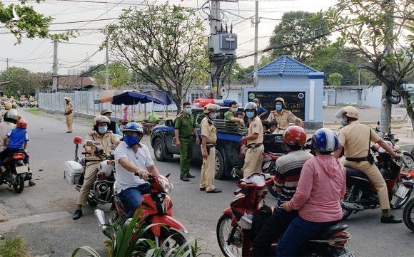 Cảnh sát vây bắt một nhóm đua xe. Ảnh: Văn Võ.