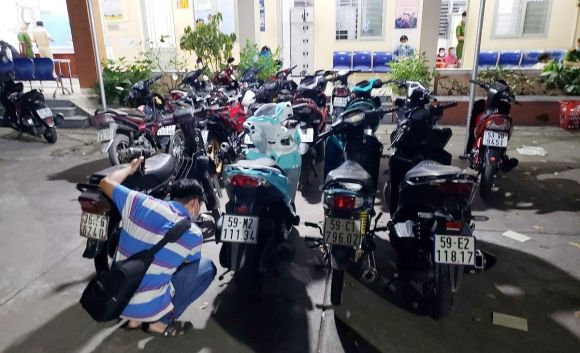 Gần 20 xe bị tạm giữ. Ảnh: Văn Võ.