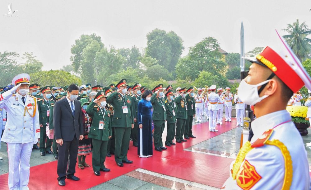 Các đại biểu đặt vòng hoa tại Đài tưởng niệm các Anh hùng liệt sĩ, đường Bắc Sơn, Hà Nội, sáng 9/12. Ảnh: Giang Huy