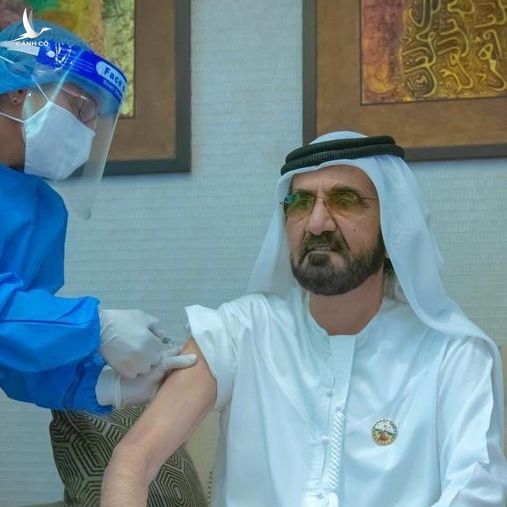 Mohammed bin Rashid Al Maktoum, người cai trị Vương quốc Dubai, tình nguyện tiêm vaccine Covid-19 của Trung Quốc hôm 3/11. Ảnh: Twitter/Mohammed bin Rashid Al Maktoum