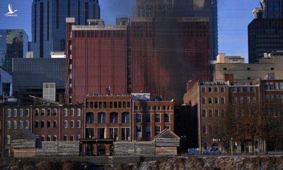 Khói đen bốc lên từ hiện trường vụ nổ ở thành phố Nashville, bang Tennessee, Mỹ, sáng 25/12. Ảnh: AP.