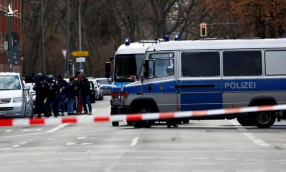 Cảnh sát phong tỏa khu vực trung tâm Berlin, Đức, sau vụ nổ súng hồi tháng 12/2-19. Ảnh: Reuters.