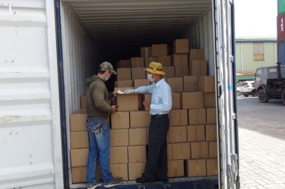 Đáng sợ, 2 container găng tay đã sử dụng từ Trung Quốc về Việt Nam