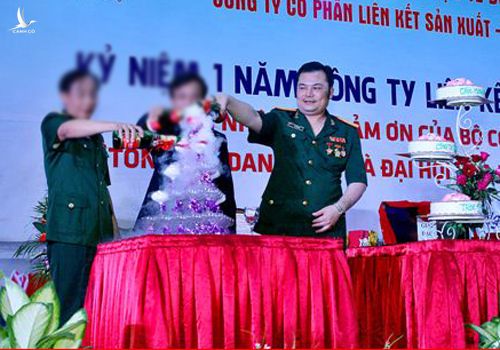 Lê Xuân Giang Giang trong lễ kỷ niệm một năm công ty hoạt động đa cấp.