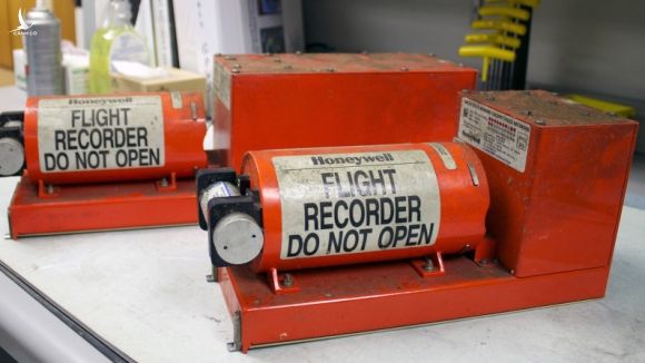 Một trong hai bộ phận tạo nên hộp đen của máy bay là máy ghi âm đặt trong buồng lái. Chúng có tác dụng ghi lại các cuộc trò chuyện của phi hành đoàn và cảnh báo trên những chiếc máy bay gặp nạn, giúp các nhà điều tra xác định được chuyện gì đã xảy ra. Ảnh: How Stuff Work