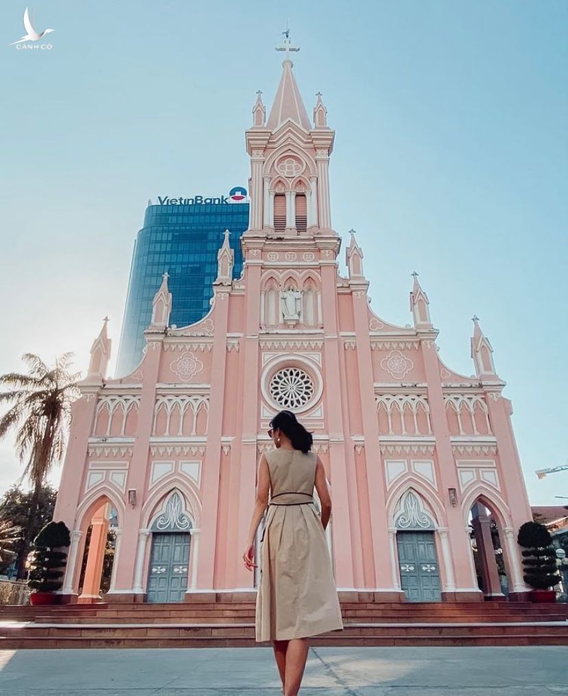 Nhà thờ Chính Tòa Đà Nẵng, Việt Nam nằm giữa các công trình hiện đại. Đây là nhà thờ duy nhất được xây dựng tại Đà Nẵng vào thời Pháp thuộc. Trên nóc nhà thờ có tượng một con gà màu xám, vì vậy nhà thờ còn có tên gọi khác là nhà thờ Con Gà. Ảnh: japinamai821/instagram.