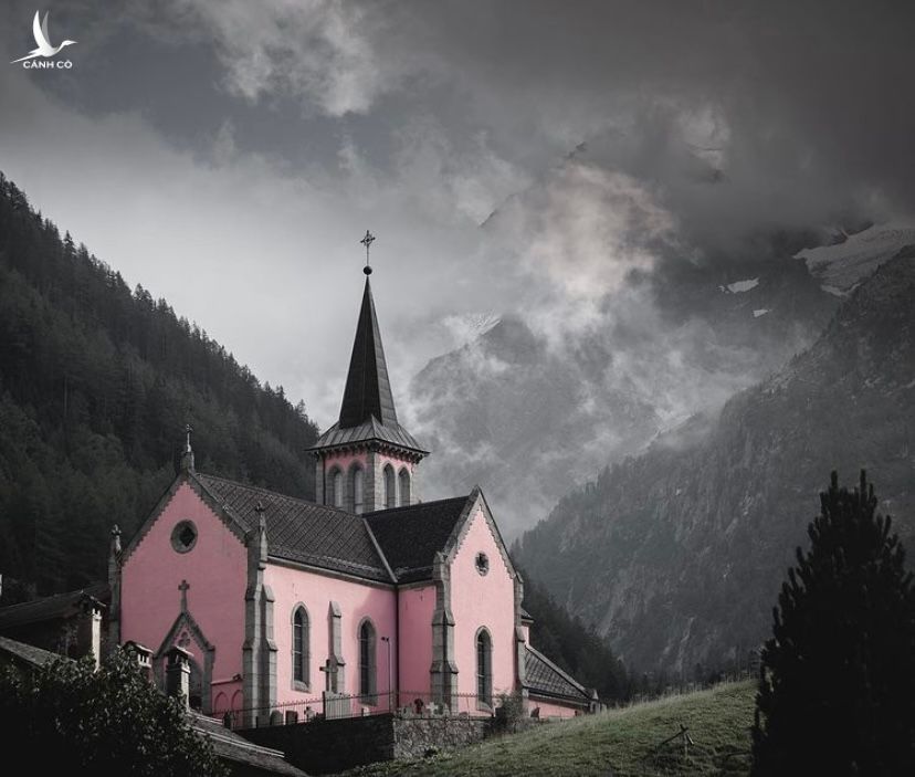 Nhà thờ Trient tại thung lũng Trient, Thụy Sĩ, nằm duyên dáng giữa khung cảnh ấn tượng. Nhà thờ là điểm đến yêu thích của nhiều nhiếp ảnh gia. Bên cạnh núi rừng Thụy Sĩ hùng vĩ, nhà thờ với màu sơn hồng làm sáng bừng không gian tại đây, bất kể ngày mưa gió. Ảnh: fotoryd_/instagram.