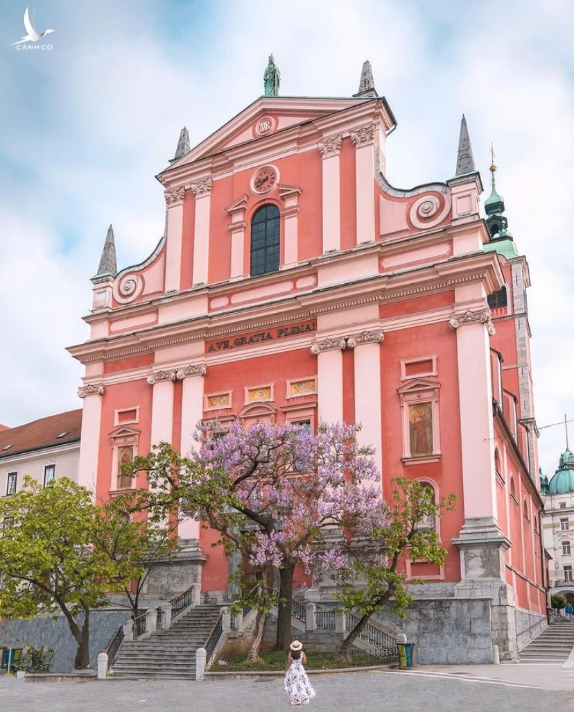 Nhà thờ Truyền tin Fanxico nằm tại quảng trường Prešernov, Ljubljana, Slovenia có phong cách kiến trúc là Baroque. Vị trí nổi bật của nó trên quảng trường và đối diện sông Ljubljanica khiến nó trở thành một nhà thờ rất nổi tiếng với du khách khi đến thăm thủ đô Slovenia. Ảnh: globetrottingsu/instagram.