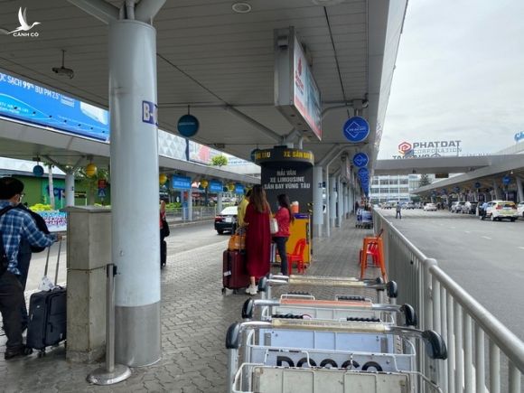 Bát nháo hoạt động đón khách tại sân bay Tân Sơn Nhất - ảnh 4