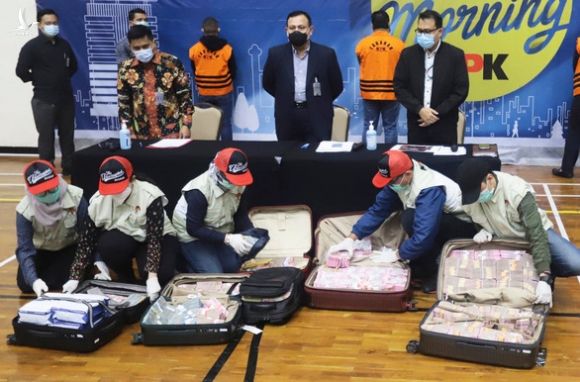 Indonesia bắt bộ trưởng ăn tiền cứu trợ COVID-19, tìm thấy 7 vali tiền mặt - Ảnh 1.