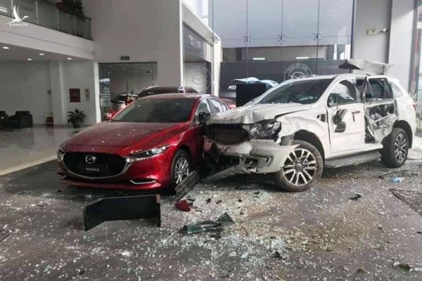 Nữ tài xế tông chết người, vỡ showroom ô tô: Xử sao người 'đạp nhầm chân ga'?