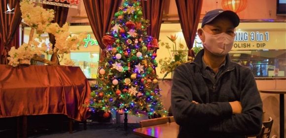 Linh Nguyen, chủ quán Paloma Cafe, đứng trong nhà hàng vắng tanh của mình tại trung tâm thương mại San Jose. Ảnh: San Jose Spotlight.