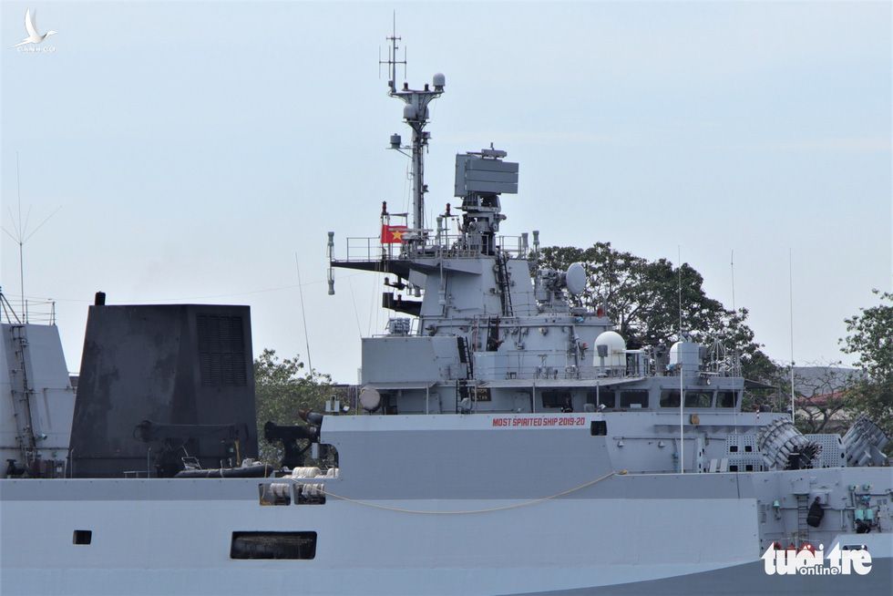 Cận cảnh tàu chiến săn ngầm Ấn Độ chở hàng viện trợ miền Trung Việt Nam - Ảnh 1.