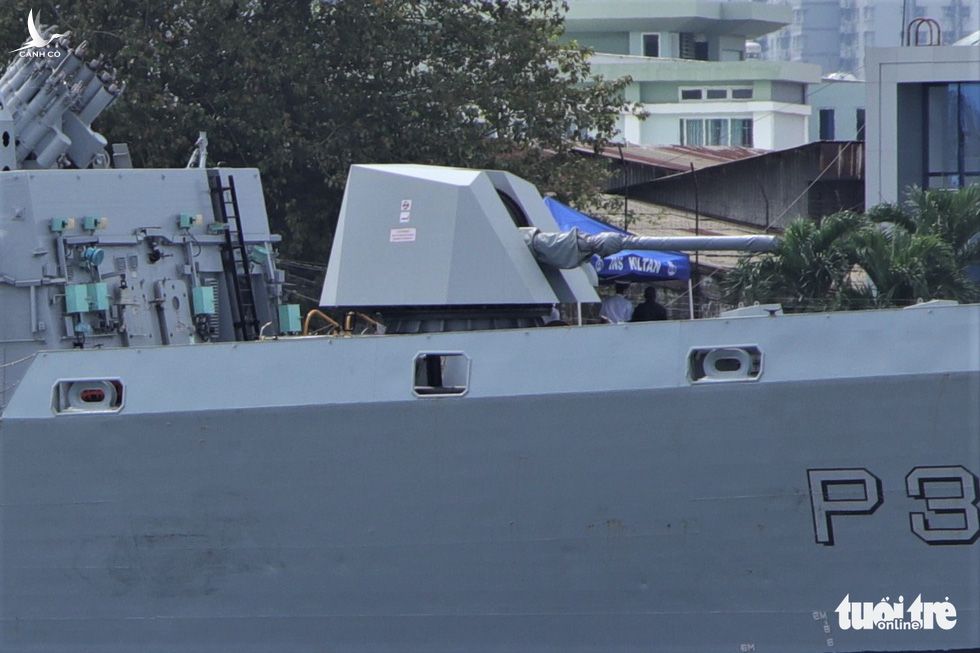 Cận cảnh tàu chiến săn ngầm Ấn Độ chở hàng viện trợ miền Trung Việt Nam - Ảnh 6.