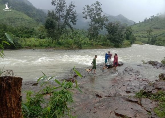 Đường lên núi Tà Giang có nhiều con suối lớn, nước dâng cao khi mưa nên hiểm trở /// Ảnh: V.N 