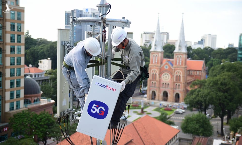 Nhân viên Mobifone lắp đặt trạm phát sóng 5G tại TP HCM. Ảnh: Minh Sơn