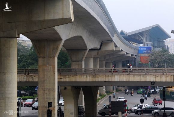 Nhà ga Đại Học Quốc gia, canh nút giao Mai Dịch-Xuân Thủy của tuyến Metro Nhổn-Ga Hà Nội đang được hoàn thiện. Ảnh: Bá Đô