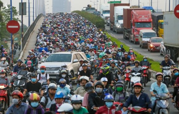 Dòng xe máy chạy qua cầu Rạch Chiếc trên Xa lộ Hà Nội, năm 2019. Ảnh: Quỳnh Trần.