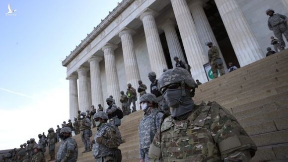 Vệ binh Quốc gia canh gác tại đài tưởng niệm Lincoln ở Washington D.C trong giai đoạn biểu tình hồi giữa năm /// AFP