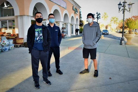 Các học sinh trung học Nathan Le, Andrew Le và Jonathan Nguyen đứng trước trung tâm thương mại San Jose. Nathan Le đang làm thêm để giúp bố mẹ do họ bị mất việc. Ảnh: San Jose Spotlight.